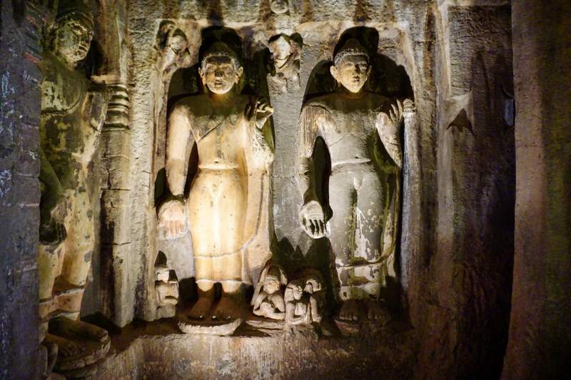 Cave 8, Standing Buddhas
