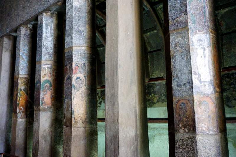 Cave 10, Paintings on Columns
