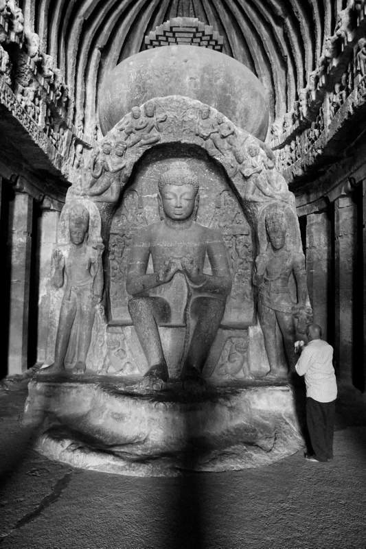Cave 10, Praying to Buddha
