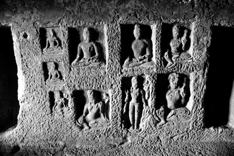 Cave 11, Reliefs