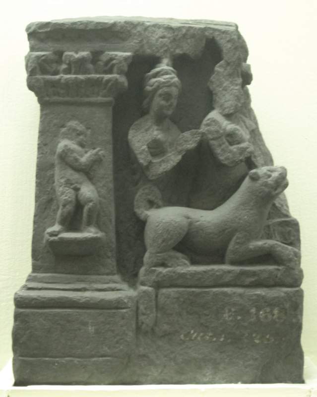 053 Dog barking at Buddha, Jamalgarhi
