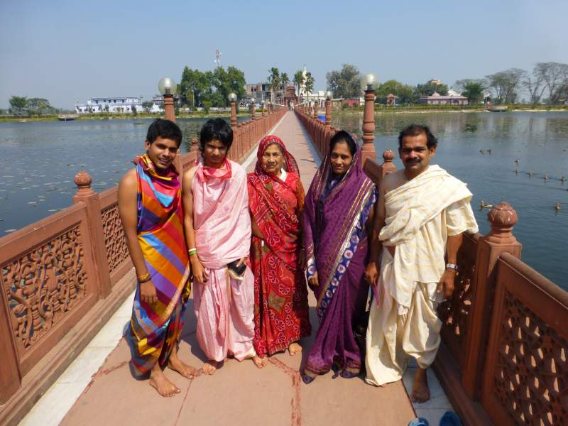 11 Jaina Family on Pilgrimage