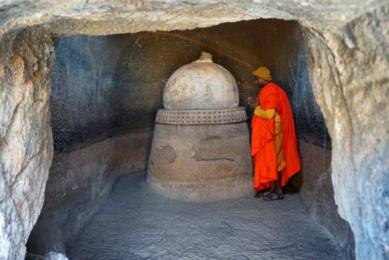 Worshipping an Arahat Chaitya in Cave 10
