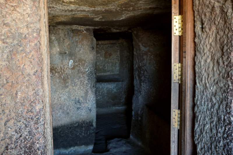 Cave 9, Interior