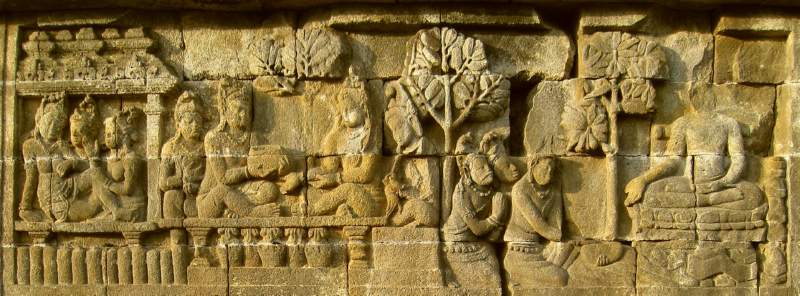 The Bodhisattva disposes of the Bowl which is taken first by Sagara (right), then by Indra (left)