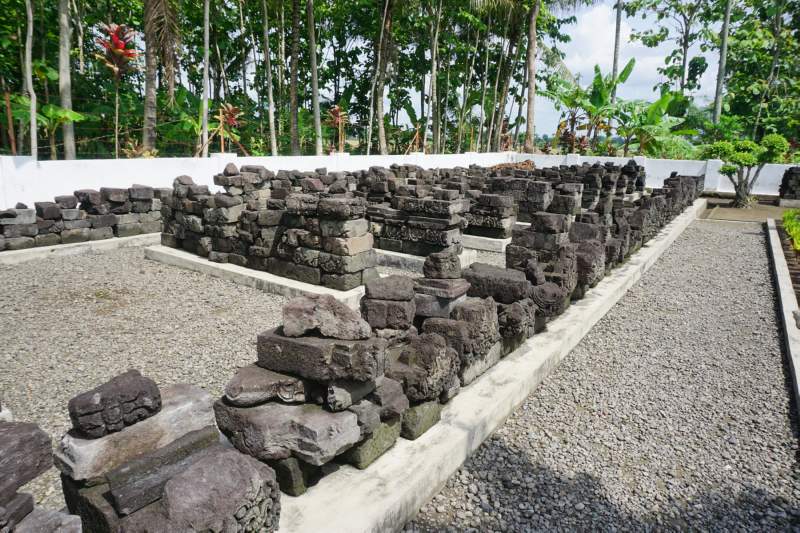 026 Lines of Stones, Candi Simping