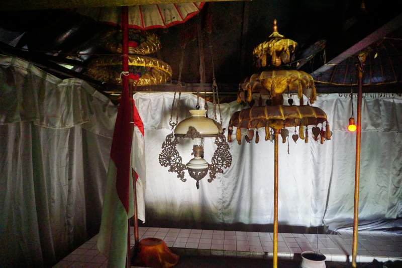 034 Tomb and Umbrellas, Petilasan Hayam Wuruk