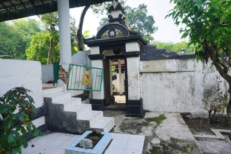 050 Gate and Steps, Makam Putri Cempo
