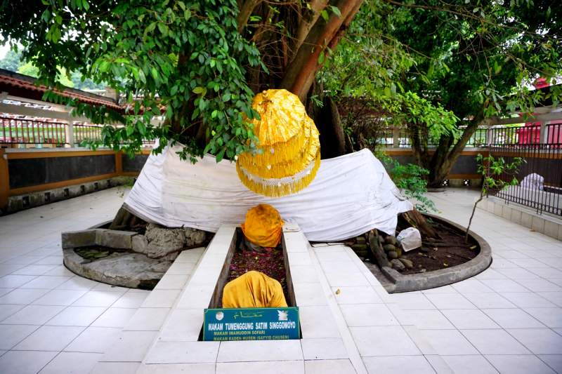 057 Tomb under Tree, Makam Troloyo