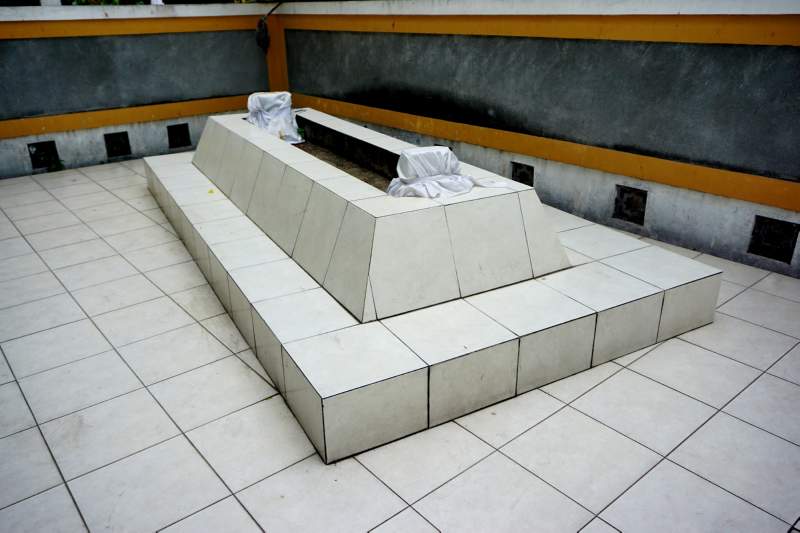 060 Saint's Tomb, Makam Troloyo