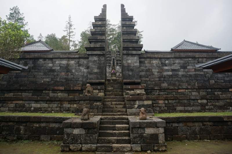 011 Gateways to Main Temple