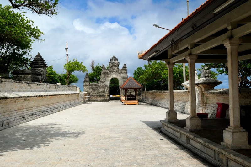 010 Uluwatu Temple Courtyard