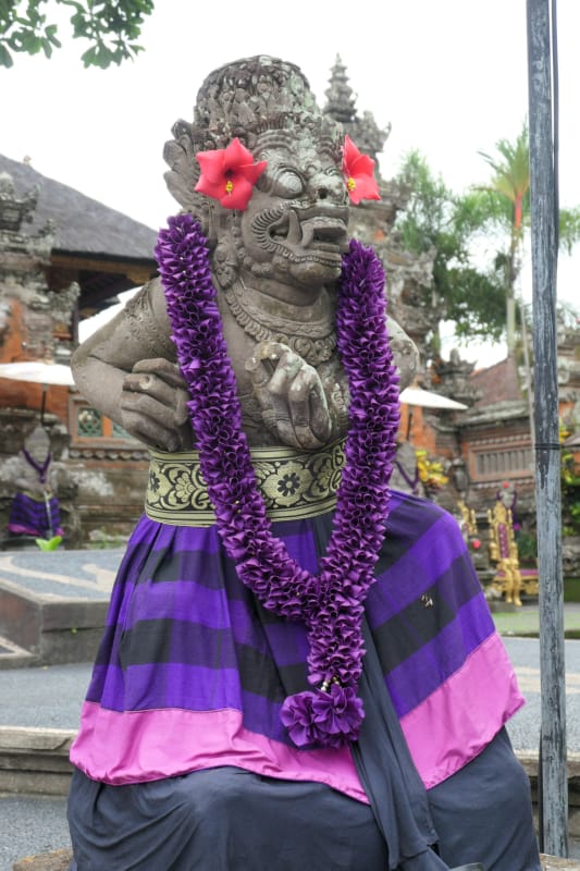 041 Guardian with Robes and Garland