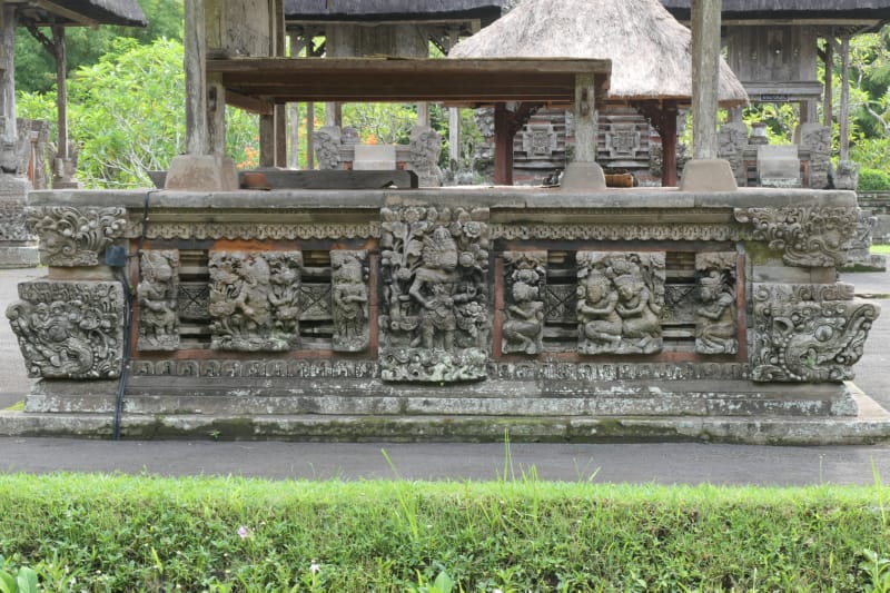 030 Characters on the Base of the Shrine